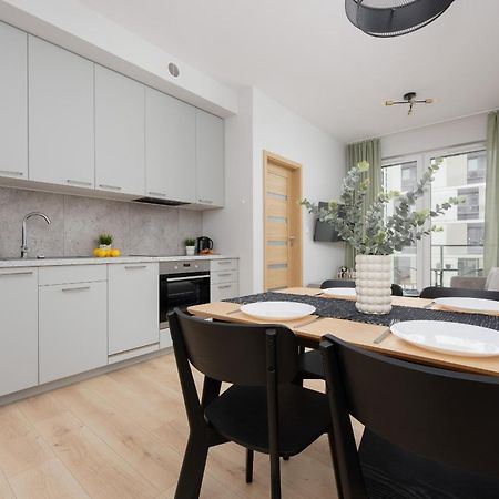 Stylish Apartments With Parking By Noclegi Renters Varsovie Extérieur photo